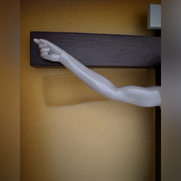 Lladro Our Savior Crucifix Figurine Tabletop - Picture 9 of 16